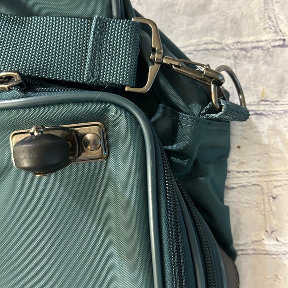 VINTAGE JAQUAR GREEN AND BLACK CARRY ON BAG HAS WHEELS AND VERY SPACIOUS - Picture 3 of 11